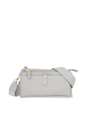 Borsa a tracolla grigio chiaro con superficie testurizzata, tasca con patta frontale, cerniere oro e tracolla regolabile a motivo, su sfondo bianco.