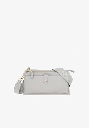 Borsa a tracolla grigio chiaro con superficie testurizzata, tasca con patta frontale, cerniere oro e tracolla regolabile a motivo, su sfondo bianco.