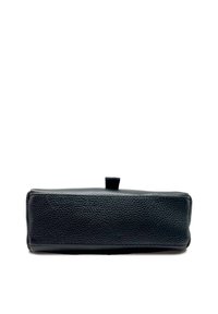 Borsa in pelle nera con superficie texturizzata, forma rettangolare, base piatta e un piccolo manico superiore per un facile trasporto.