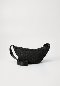 Borsa a tracolla nera intrecciata con tracolla regolabile, forma a mezzaluna e design a maglia testurizzata su uno sfondo bianco uni.