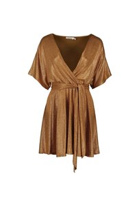 Robe portefeuille en bronze avec des manches courtes, décolleté en V profond et ceinture à nouer. Tissu scintillant avec une texture douce et une silhouette fluide.