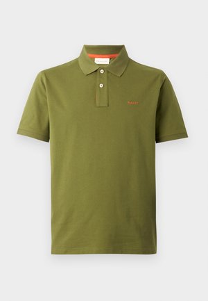 Olive zelená polo tričko vyrobené z bavlny, s tříknoflíkovou légou, krátkými rukávy a vyšitým červeným logem na hrudi.