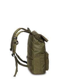 Sac à dos vert olive avec un design matelassé, deux poches latérales, des bretelles réglables et un rabat supérieur. Fabriqué en tissu durable avec une texture lisse.