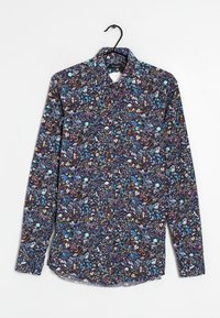 Camisa de hombre de botones con fondo azul marino y un estampado floral multicolor, de manga larga y cuello clásico. Tiene una tela ligera.