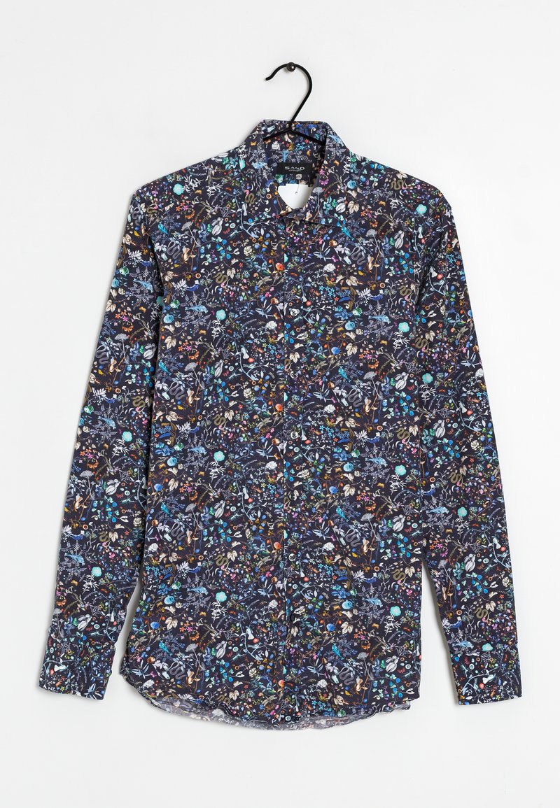 Camisa de hombre de botones con fondo azul marino y un estampado floral multicolor, de manga larga y cuello clásico. Tiene una tela ligera.