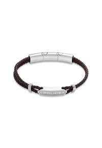 Braccialetto in pelle intrecciata marrone con accenti in metallo argentato, dotato di un'etichetta rettangolare in argento incisa con la scritta "POLICE". Dettagli testurizzati sulla chiusura.