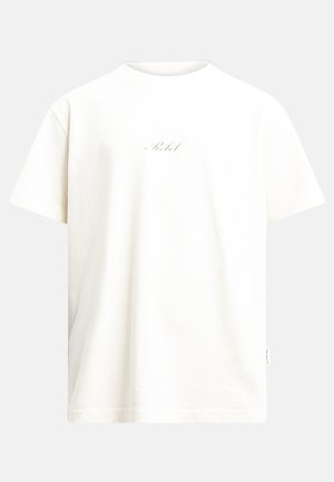 T-shirt de algodão branco com mangas curtas, apresentando um pequeno logótipo bordado verde "Rebel" no centro, decote redondo e corte descontraído.