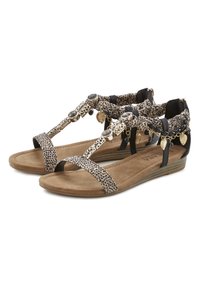 Leopardenmuster-Sandalen mit flacher Sohle, metallischen Akzenten, dünnen Riemen und dekorativen Charms; weiche, wildlederähnliche Textur und schwarzer Besatz.