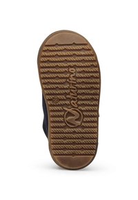 Suela de zapato de lona azul marino con un patrón de agarre de goma marrón texturizado y logotipo grabado. Presenta una punta redondeada y acentos laterales.