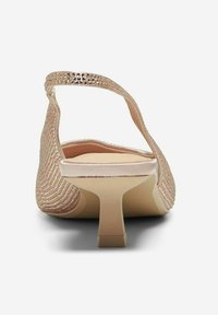 Sandalo con tacco beige, dotato di una tomaia intrecciata texturizzata e di una cinghia decorativa con strass. Presenta un tacco a blocco corto e una soletta liscia.