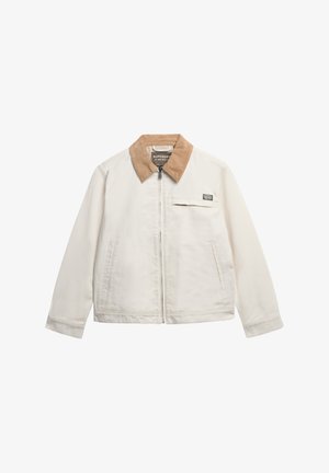 Chaqueta de algodón blanca con cuello de pana marrón, cierre delantero con cremallera y un bolsillo en el pecho. Cuenta con mangas largas y un corte relajado.