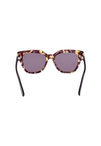 Aurinkolasit, joissa on kilpikonnakuosiset kehykset, leveä runko, violettiä yleensä tummennetut linssit ja mustat varret. Kehyksissä on hienovaraisia metallisia yksityiskohtia saranoiden lähellä.