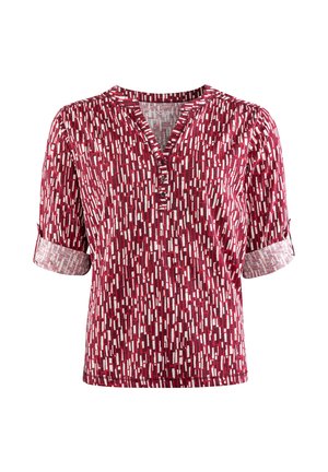 Rote Kurzarmbluse mit V-Ausschnitt und Knopfdetails, versehen mit einem geometrischen weißen Muster und kontrastierenden Ärmelabschlüssen. Weiche Stoffstruktur.