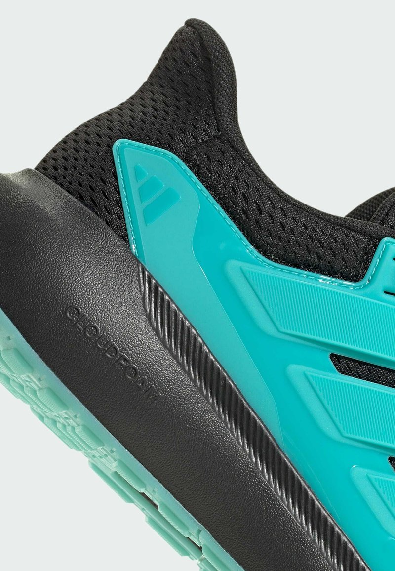 Schwarzer Sneaker mit türkisfarbenen Akzenten, ausgestattet mit einem strukturierten Mesh-Obermaterial, einer dicken schwarzen Sohle und der Aufschrift "CLOUDfoam" an der Seite.