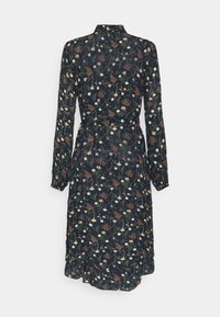 Blommig midi-klänning i mörk marinblått tyg, med långa ärmar, midjebälte och intrikata mönster av blommor och gröna växter.