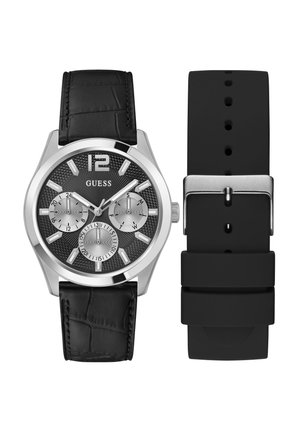Montre avec bracelet en cuir noir et en caoutchouc, boîtier argenté, cadran texturé noir, sous-cadrans argentés et index horaires imposants. Dispose d'un affichage de la date.