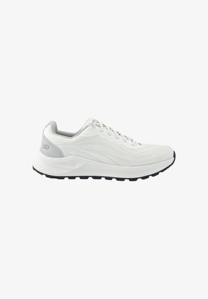 Chaussure de sport blanche avec une tige en maille respirante, accents gris et une semelle en caoutchouc noir texturé. Présente un système de laçage et un col rembourré.