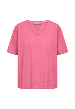 Roze T-shirt met korte mouwen en V-hals, met een subtiele gemêleerde structuur en een klein geborduurd hartje vlak bij de zoom, afgebeeld op een witte achtergrond.