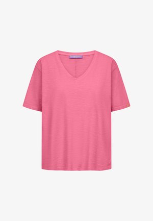 Roze T-shirt met korte mouwen en V-hals, met een subtiele gemêleerde structuur en een klein geborduurd hartje vlak bij de zoom, afgebeeld op een witte achtergrond.
