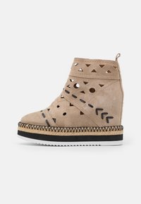 MILLER - Botas de tornozelo com plataforma - dessert