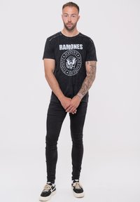 Paradiso Clothing RAMONES PRESIDENTIAL SEAL BAND LOGO SNOW WASH - Print T-shirt - black