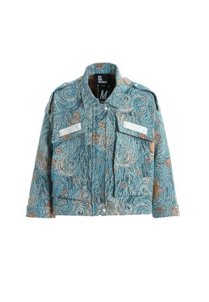 Chaqueta azul con patrón texturizado en espiral inspirado en La noche estrellada de Van Gogh, con bolsillos en el pecho con botones y hombreras.