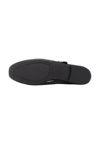Suela de zapato negra con superficie de goma texturizada; presenta un diseño de malla a lo largo de los costados y una punta redondeada. Construcción duradera y flexible.