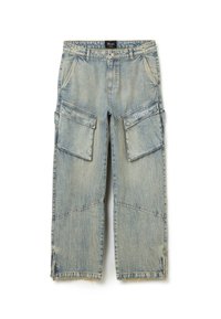 Lichtblauwe denim cargobroek met een versleten afwerking, voorzien van grote zijzakken, een rechte pasvorm en rafelige zoomdetails.
