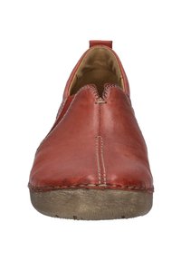 Scarpa rossa in pelle senza lacci con punta rotonda, cuciture visibili e una suola in gomma testurizzata. Design semplice e minimalista.