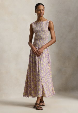 Kvetinové midi šaty v odtieňoch levandule a žltej farby, s priliehavým živôtikom so smockingom, bez rukávov a s prúdiacim lemom.