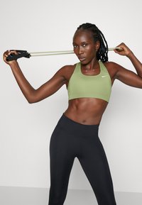 Nike Performance BRA - Sutiã desportivo de suporte médio - alligator/white