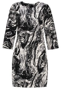 Černobílé mramorované šaty s dlouhými rukávy, kulatým výstřihem a přiléhavým střihem, vyrobené z lehkého materiálu s hladkou texturou.