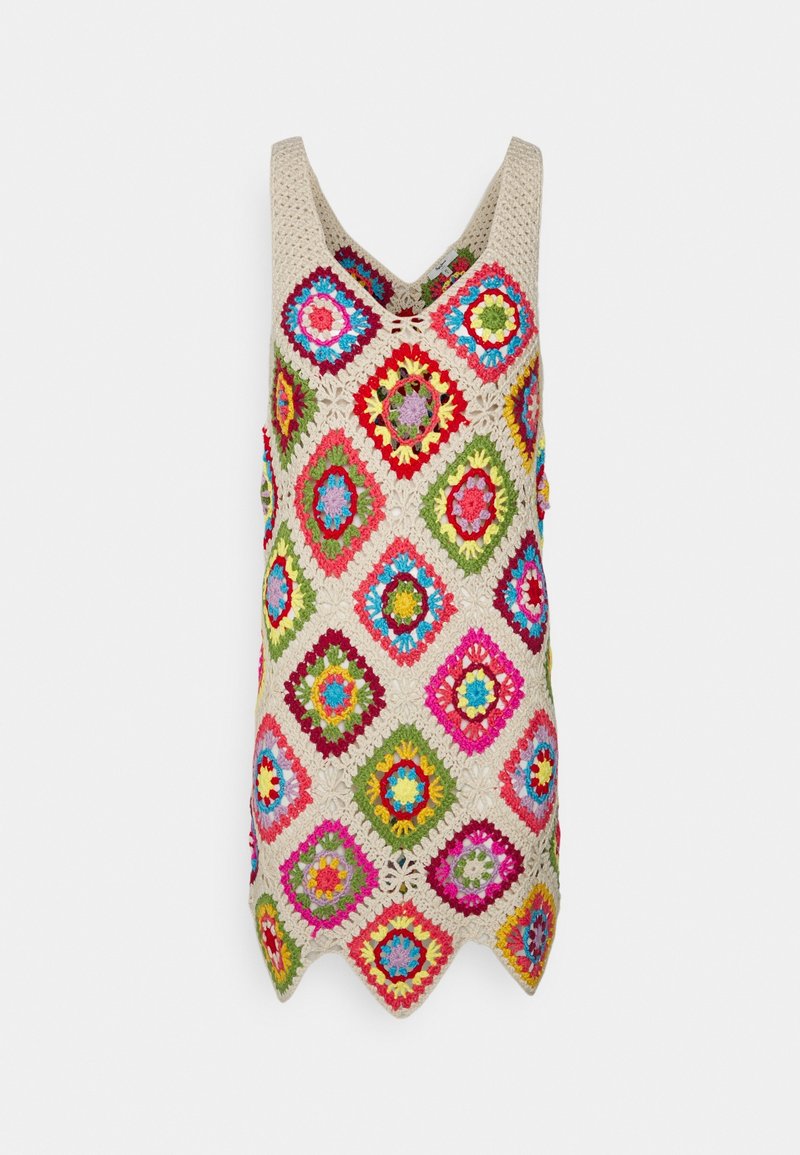 Haut au crochet avec motifs de losanges colorés en rose, rouge, vert et bleu sur un fond beige, avec un col en V et un ourlet festonné.