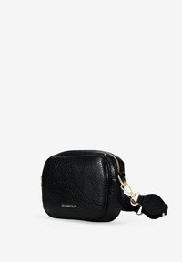 Bolso cruzado de cuero negro texturizado con cremallera y herrajes dorados, correa desmontable y el nombre de la marca "BOSANOVA" en la parte frontal.