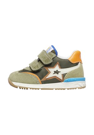 Sneaker per bambini color verde oliva con due strappi in Velcro, dettaglio a stella bianca, accenti arancioni e blu, e suola testurizzata.