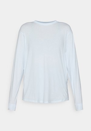 Helles blaues Langarmshirt aus weichem Stoff; mit Rundhalsausschnitt, lässiger Passform und leicht taillierten Ärmeln.