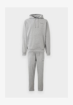 Grauer Hoodie und Jogginghose Set. Hergestellt aus weichem Stoff, mit einer Vorderasche, Kapuze mit Kordelzug und einem dezenten Markenlogo auf beiden Teilen.