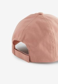 Rosa Baumwollmütze mit gebogenem Schirm, verstellbarem Riemen hinten und sichtbaren Nähten entlang der Nähte.