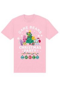 Hellrosa T-Shirt mit bunten Care Bears, die einen Weihnachtsbaum schmücken, und dem Text "Care Bears Christmas Party Cheer" in weiß.