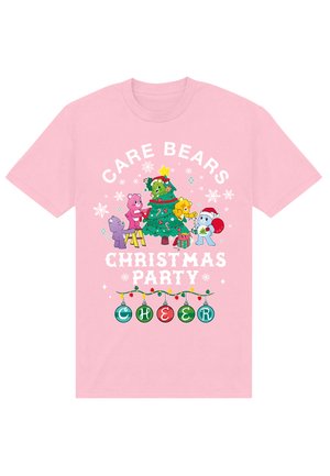 Lyserød t-shirt med farverige Care Bears, der pyntede et juletræ, med teksten "Care Bears Christmas Party Cheer" i hvid.