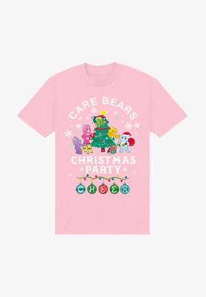 Hellrosa T-Shirt mit bunten Care Bears, die einen Weihnachtsbaum schmücken, und dem Text "Care Bears Christmas Party Cheer" in weiß.