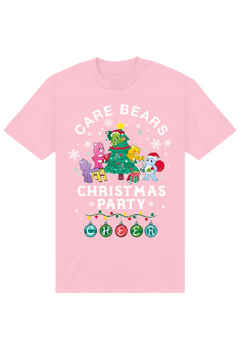 Hellrosa T-Shirt mit bunten Care Bears, die einen Weihnachtsbaum schmücken, und dem Text "Care Bears Christmas Party Cheer" in weiß.