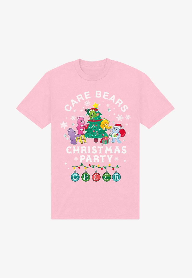 Hellrosa T-Shirt mit bunten Care Bears, die einen Weihnachtsbaum schmücken, und dem Text "Care Bears Christmas Party Cheer" in weiß.