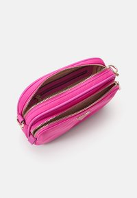 Guess GEMMA CROSSBODY CAMERA - Torba preko tijela - vivid rose