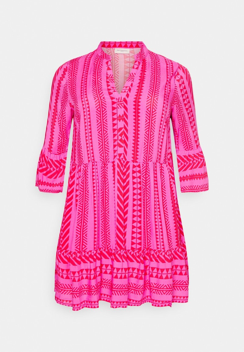 Robe rose vif à manches trois-quarts avec des motifs tribaux verticaux et un ourlet à volants.