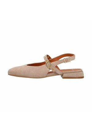 Beiger flacher Schuh aus Wildleder mit spitzer Schuhspitze, verstellbarem Knöchelriemen mit goldener Schnalle und niedrigem Blockabsatz.