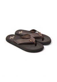 Par de chanclas de color marrón oscuro con tiras de tela texturizada y suelas acolchadas negras, ligeramente inclinadas con logotipos en las plantillas.