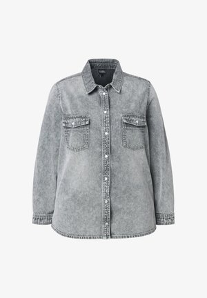 Camicia di denim grigia con maniche lunghe, chiusura frontale a bottoni, tasche sul petto e colletto a punta. Texture consumata e scolorita in tutto il capo.