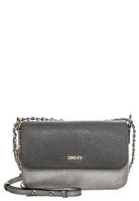 DKNY axelväska med en texturerad satinfinish, som har en svart-till-grå gradient, guldhållare och en kedjedetalj på remmen.