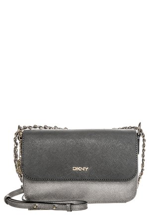 Bolso bandolera DKNY con un acabado de satén texturizado, que presenta un degradado de negro a gris, herrajes dorados y una correa con detalle de cadena.